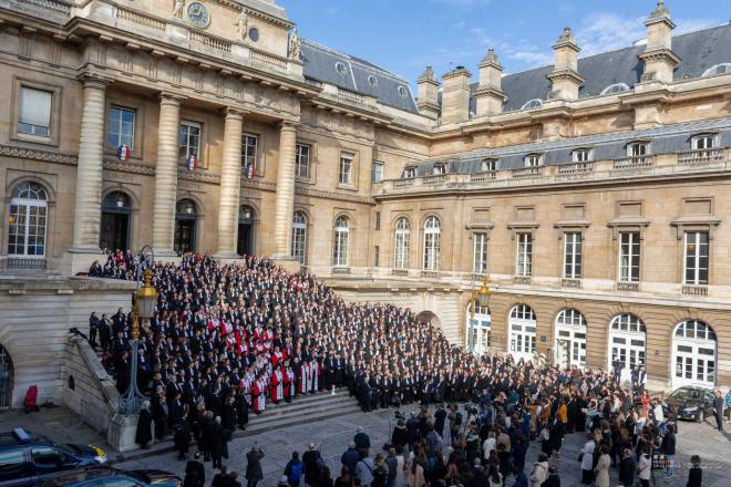 Famille judiciaire réunie sur les marches de la cour d'appel de Paris en hommage à Robert Badinter