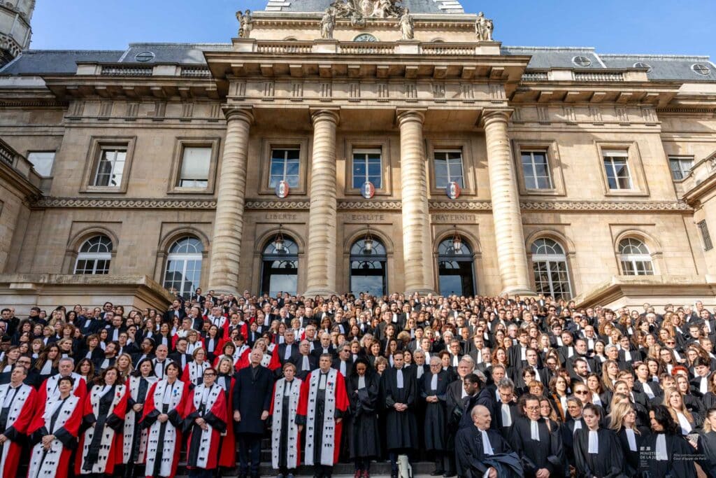 Hommage d'avocats et de magistrats à Robert Badinter sur les marches de la cour d'appel de Paris.