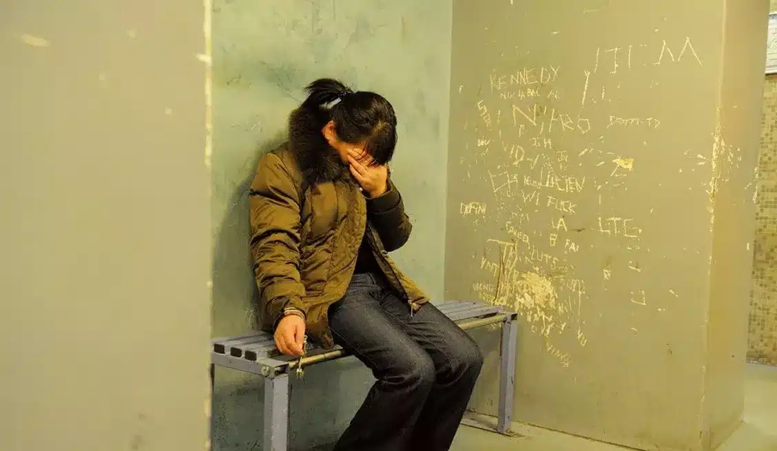 Pour des raisons de sécurité, la garde à vue conduit à la confiscation quasi-systématique des lunettes de vue et des soutiens-gorge, mais la pratique, bien que répandue, est intolérable dès lors qu'elle est attentatoire à la dignité. Il est essentiel d'être assisté par un avocat en droit pénal vigilant sur chaque détail des conditions de la garde à vue et actif.