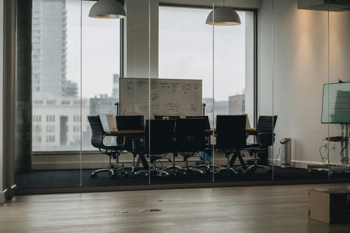 Salle de conseil d'administration illustrant un contentieux relatif à la révocation abusive du dirigeant